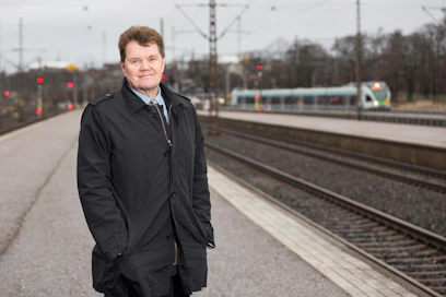 Harry Wallin toimi kansanedustajana vuosina 1999–2007 ja 2014–2019. Entinen veturinkuljettaja hoitaa nyt eläkkeellä omaa kiinteistö- ja isännöintiyritystä.