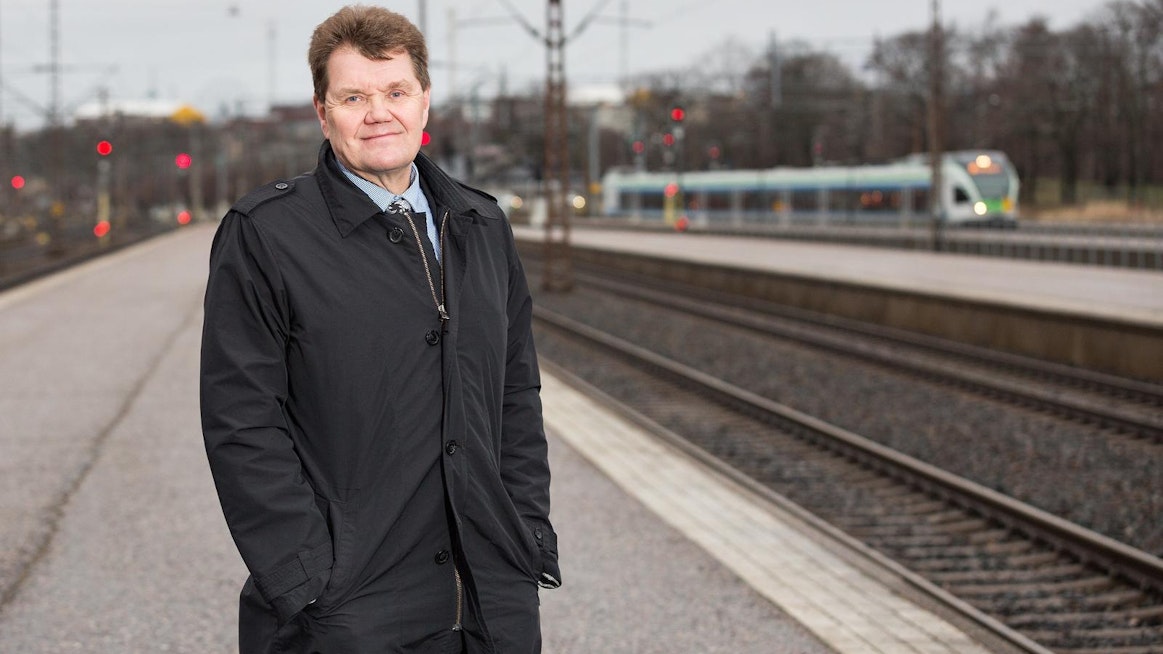 Harry Wallin toimi kansanedustajana vuosina 1999–2007 ja 2014–2019. Entinen veturinkuljettaja hoitaa nyt eläkkeellä omaa kiinteistö- ja isännöintiyritystä.