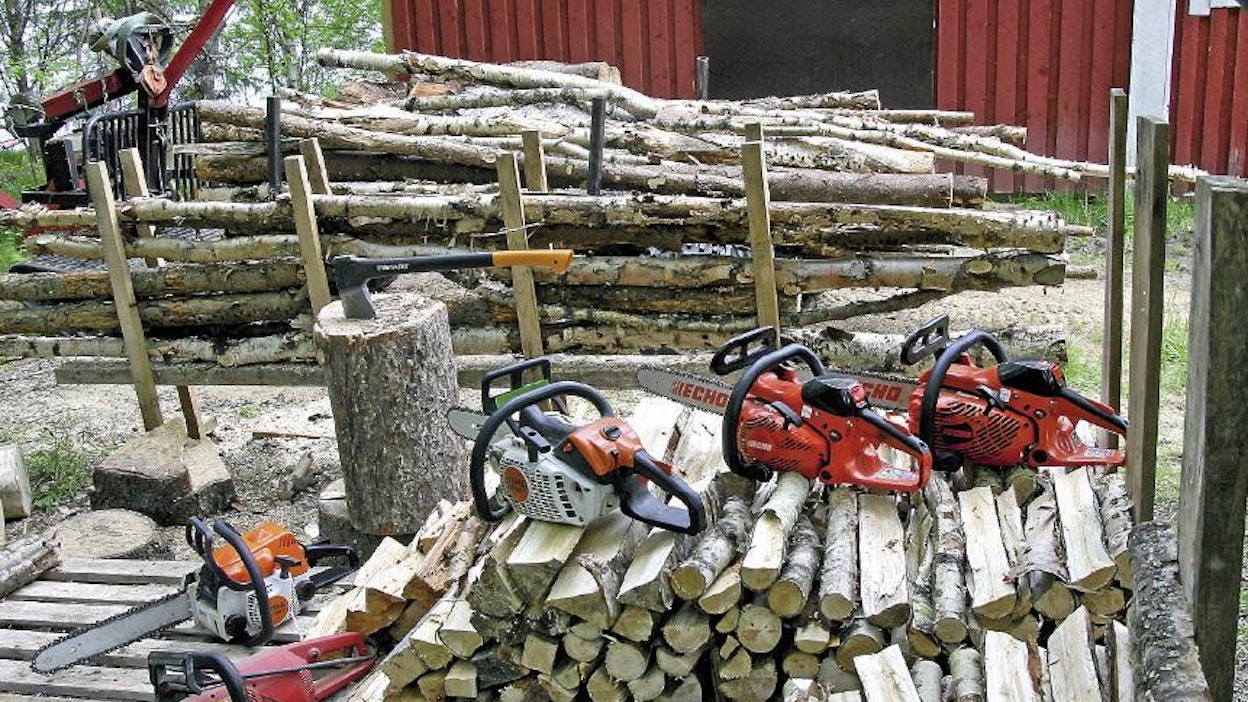 Vapaa-ajan moottorisahojen painot ovat pudonneet radikaalisti kolmen vuoden takaisesta 24 sahan ryhmätestistä. Nyt mitalikolmikko mahtuu terälevyineen ja ketjuineen välille 3,7–4,2 kiloa. Toimintavarmuus on kaikilla kiitettävä. Pirteys riitti raivauksesta lähtien suurimpienkin tyvipöllien katkontaan polttopuukasalla. Käsiteltävyys on hyvä niin metsässä kuin rakennustöissäkin. Laadulla on hintansa, vaan on se menetetyllä vapaa-ajallakin.