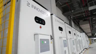 Akut tasaavat sähkön hintapiikkejä luovuttamalla uusiutuvalla energialla tuotettua sähköä korkean kysynnän aikana. Kuvassa on Innovestorin akkuja. 
