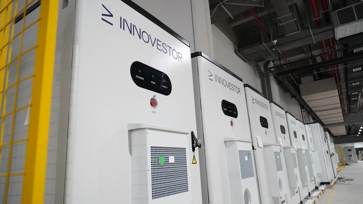 Akut tasaavat sähkön hintapiikkejä luovuttamalla uusiutuvalla energialla tuotettua sähköä korkean kysynnän aikana. Kuvassa on Innovestorin akkuja.