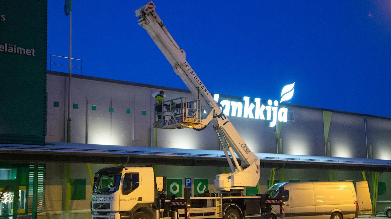 Uudet Hankkija-kyltit kiinnitettiin Hyvinkään pääkonttorin seinään alkuviikolla.