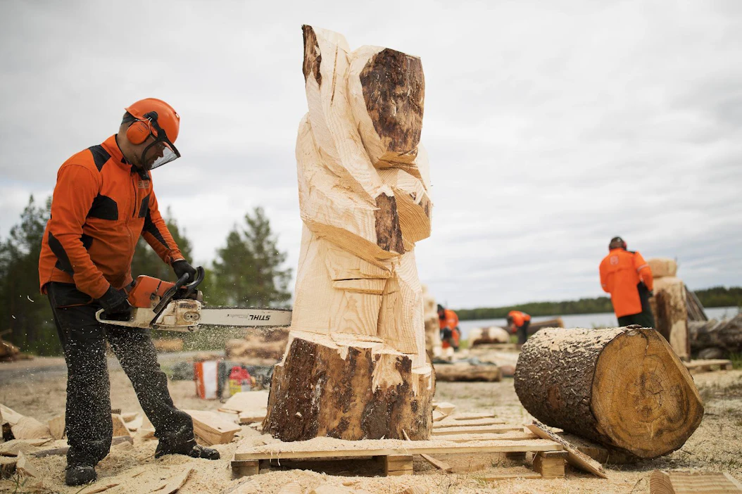 Olli-Pekka Kellokumpu hahmotteli “kivikauden äijän” käden käänteessä. Sen jälkeen alkoi yksityiskohtien työstö.