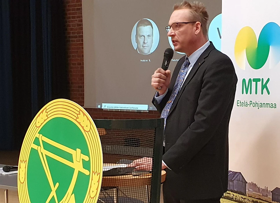 "Pelkkä keskustelu valikoimajaksoista tai muusta ei riitä. Alkutuotantoon on tultava lisää rahaa markkinoilta", MTK-Etelä-Pohjanmaan puheenjohtaja Timo Kankaanpää sanoi lauantaina Lapualla. Kankaanpää avasi tuottajaliiton syyskokouksen.