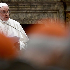 Paavin uusien linjausten myötä seksuaalista hyväksikäyttöä kokeneita, todistajia tai asiasta raportoivia ei saa pakottaa olemaan hiljaa asiasta.