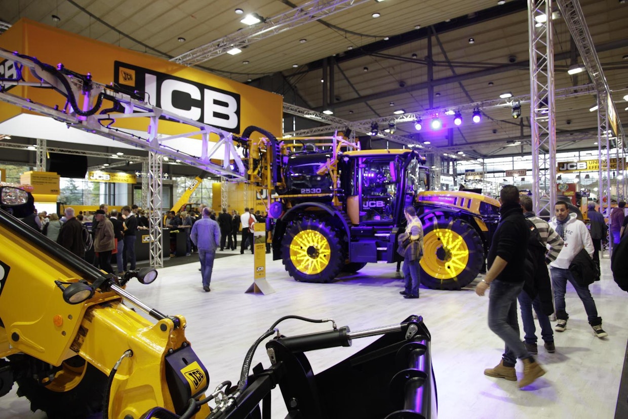 JCB Fastraciin oli asennettu näyttelyssä useita erilaisia työkoneita, muun muassa kasvinsuojeluruisku. Koneyhdistelmä sopii hyvin kohteisiin, jossa välimatkat ovat suuria ja ruiskutettavat lohkot kohtuullisen kokoisia, sillä Fastracin vahvuuksiin kuuluvat tunnetusti nopeat siirtoajonopeudet. Suomessa JCB:n traktoreita myy NHK-Keskus Oy. (TV)