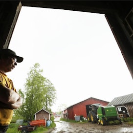 Maanviljelijä Heikki Salo piti sadetta kesken rehunkorjuun Haapaveden Ojakylällä 22. päivä kesäkuuta. Pekka Fali