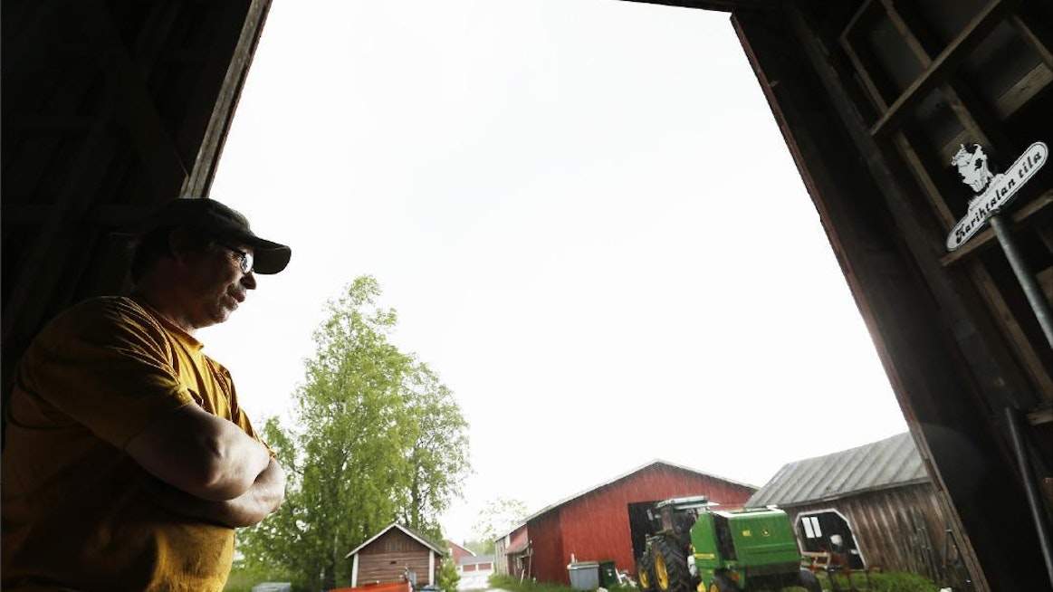 Maanviljelijä Heikki Salo piti sadetta kesken rehunkorjuun Haapaveden Ojakylällä 22. päivä kesäkuuta. Pekka Fali