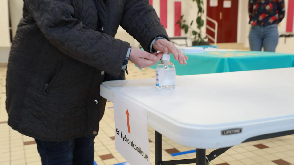 Viranomaisten mukaan äänestäjät pidetään mahdollisissa jonoissa riittävän etäällä toisistaan, äänestyskopit desinfioidaan säännöllisesti ja käsidesiä on tarjolla sekä äänestämään tultaessa että sieltä lähdettäessä.
