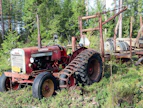 Valmet oli 60-luvulla Fordsonin ja Nuffieldin ohella yleisimpiä ammattimaiseen puunkuljetukseen käytettyjä maataloustraktoreita. Puolitelojen avulla korkeamaavarainen Valmet 361 selvisi vahvassakin lumessa, mutta yleensä reitti ajettiin edeltä käsin läpi tyhjällä traktorilla.