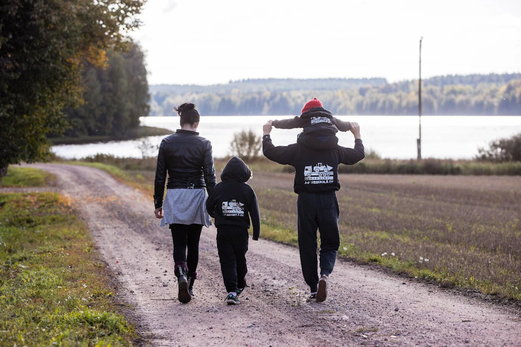 Vähikkälän kyläyhteisön, ystävien ja työnantajien tuki on ollut korvaamaton Suvi Mustosen perheelle ja lähipiirille suuren surun keskellä. Lapset saivat isän työnantajalta samanlaiset hupparit kuin isällä oli. Mummo teki kuopukselle samanlaisen punaisen pipon kuin isällä oli aina.