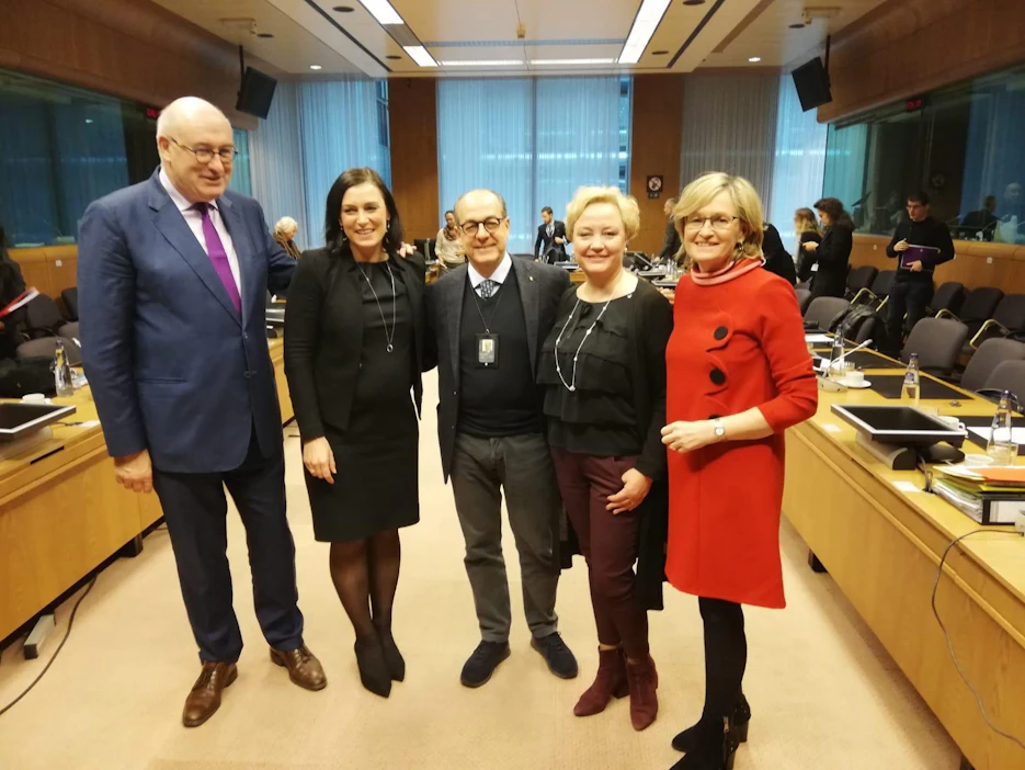 Kuvassa maatalouskomissaari Phil Hogan, Itävallan maatalousministeri Elisabeth Köstinger sekä Euroopan parlamentin neuvottelijat Paolo De Castro, Elsi Katainen ja Mairead McGuinness.