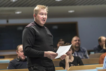 Jaakko Kuismanen toi kokoukselle terveisiä niin viljan hinnasta, puiden katkonnasta kuin nuorten osallistumisesta. "Valtava työmäärä ja kurja talous ei innosta nuoria maatalouteen."