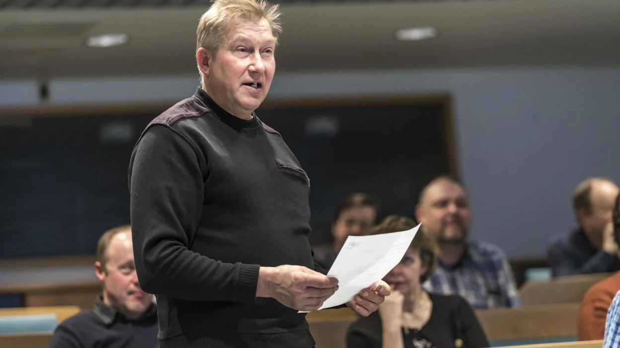 Jaakko Kuismanen toi kokoukselle terveisiä niin viljan hinnasta, puiden katkonnasta kuin nuorten osallistumisesta. "Valtava työmäärä ja kurja talous ei innosta nuoria maatalouteen."