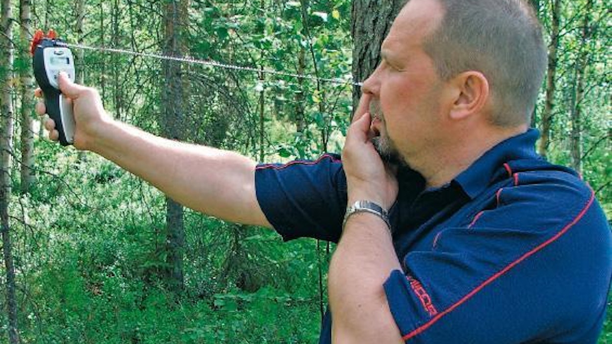 Masser Oy:n toimitusjohtaja Kari-Pekka Uurtamo kertoo digitaalisen RC3 metsänmittauslaitteen vähentävän metsän inventoinnin ja suunnittelun työkuluja. Uusi Masser RC3 on samalla relaskooppi, dendrometri ja hypsometri.