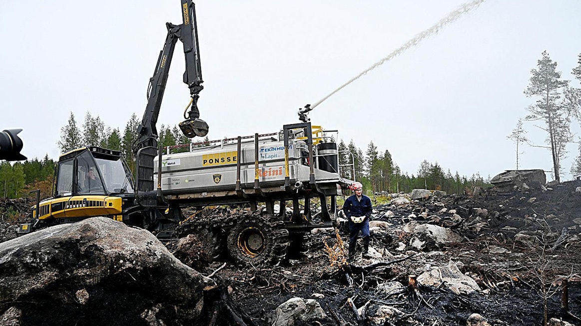 Vesisäiliöllä varustettua metsätraktoria hyödynnettiin Kalajoen ison metsäpalon sammutustöissä.