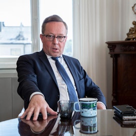 Elinkeinoministeri Mika Lintilän (kesk.) tuo huomenna oman versionsa suorista yritystuista hallituksen neuvotteluun.