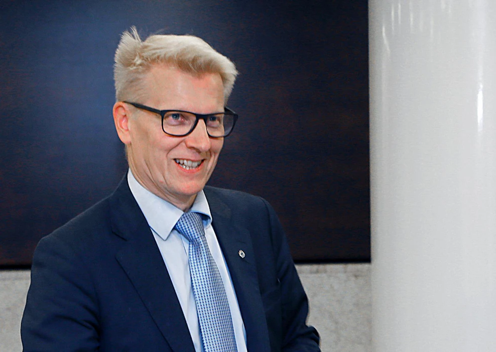 Ympäristöministeri Kimmo Tiilikaisen on ryhdistäydyttävä ilmastoneuvotteluissa tai miestä on vaihdettava, perussuomalaisten keskuudessa vaaditaan.
