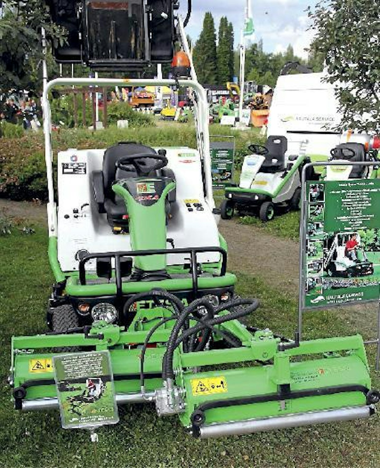 Pikakiinnitteinen Etesia MSC 124 -pystyleikkuri on keräävän Hydro124 D -ajoleikkurin lisälaite, jonka työleveys on 124 ja -syvyys 5 cm. Leikkuujätettä ei tarvitse kerätä erikseen, vaan keskileikkuri heittää sen suoraan keruusäiliöön. Pystyleikkurin veroton hinta on 4 400 euroa. Hautala Service Oy. (PJ)