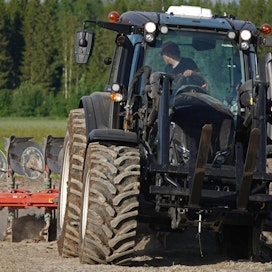 Suomalaiset traktorin ostajat suosivat noin kahdensadan hevosvoiman traktoreita. Koneiden keskikoko ei ole kasvanut neljään vuoteen.