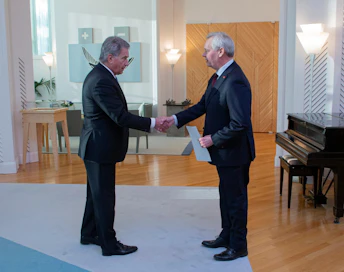 Tasavallan presidentti Sauli Niinistö myönsi tiistaina eron pääministeri Antti Rinteen hallitukselle, ja pyysi tätä jatkamaan toimitusministeristönä.