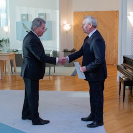 Tasavallan presidentti Sauli Niinistö myönsi tiistaina eron pääministeri Antti Rinteen hallitukselle, ja pyysi tätä jatkamaan toimitusministeristönä.