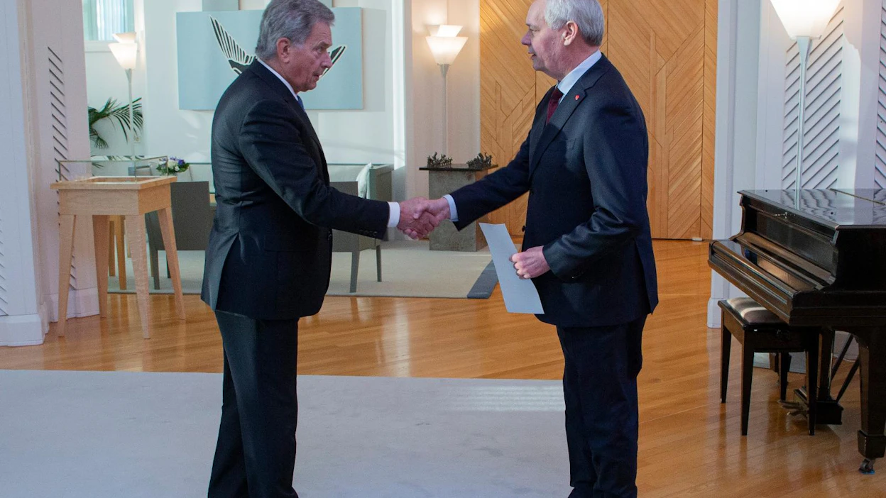 Tasavallan presidentti Sauli Niinistö myönsi tiistaina eron pääministeri Antti Rinteen hallitukselle, ja pyysi tätä jatkamaan toimitusministeristönä.