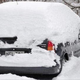 Auto kannattaa puhdistaa huolella lumesta ennen ajoon lähtöä. Jarmo Palokallio