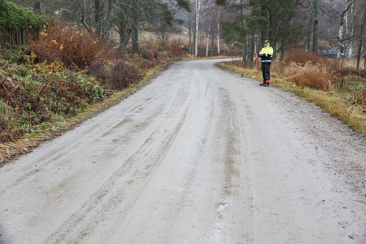 Soukkion Pekka Pehkosen merkitsi tutkimustiehen kolme lanaussektoria. Kullekin sektorille merkittiin kantavuusmittauksen linjat. Tie on alueelle tyypillinen, ”torpparinasfalttia” oleva sorasavipintainen tie. Heikosti vettä imevänä tie liettyy nopeasti, jos vettä ei saada pois tieltä.