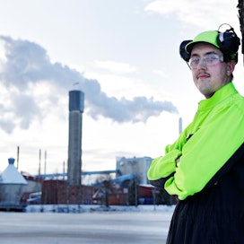 27-vuotias Jani Kalteinen viihtyy paperimiehen työssä UPM:n Jämsänkosken tehtaalla. Kuva on otettu tammikuussa ennen Paperiliiton lakon alkamista.