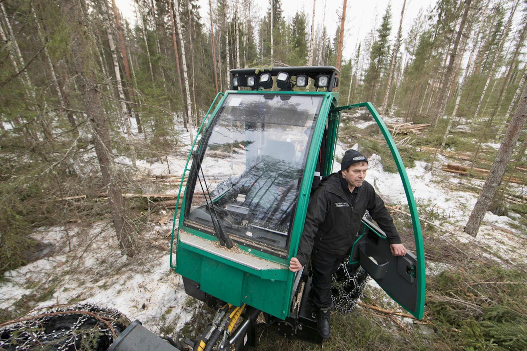 Koneyrittäjä Osmo Palosaari on tykästynyt kotimaisen ProSilvan hakkuukoneeseen, koska se on "ketterä ja tehokas".