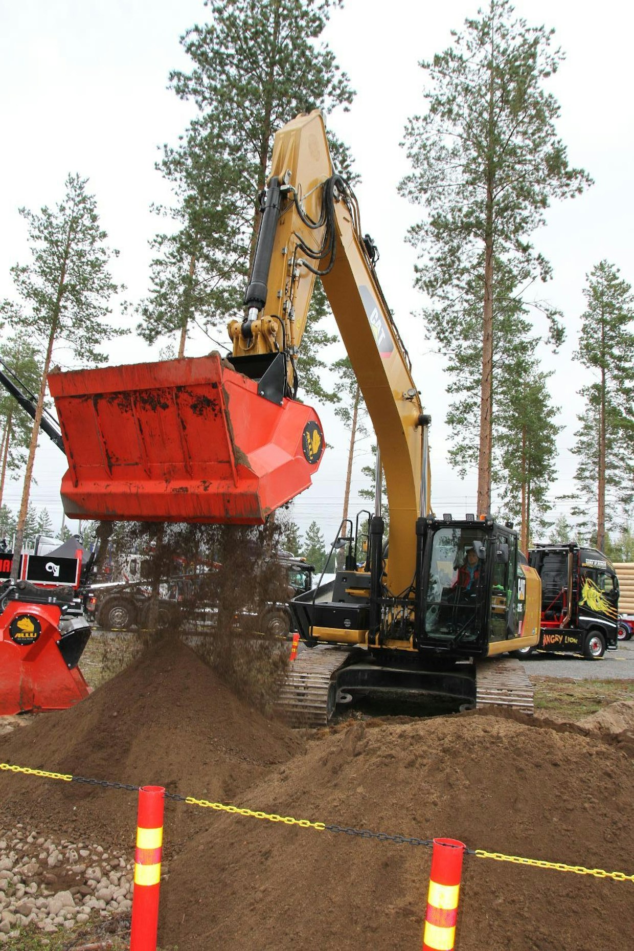 Työnäytökset olivat Metkon kiinnostavinta antia. Allu Finland Oy:n osastolla esiteltiin seulakauhojen ja seulamurskien toimintaa. Allun seulakauhat on tarkoitettu 4–45 tonnin työpainoisiin kaivukoneisiin. Seulakauhat soveltuvat jätemateriaalin, kompostin ja pintamaan käsittelyyn sekä putkilinjojen täyttöön ja maisemointiin. (TR)