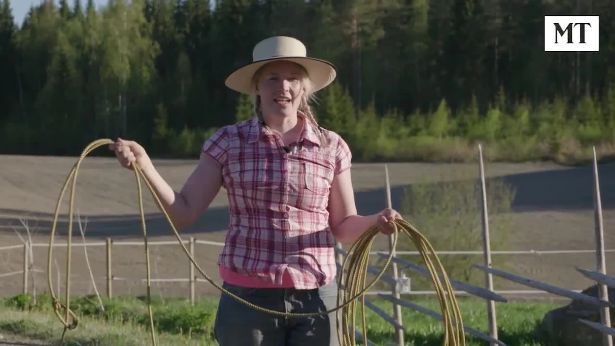Maajussi-Sanna opastaa, miten lassoa heitetään.