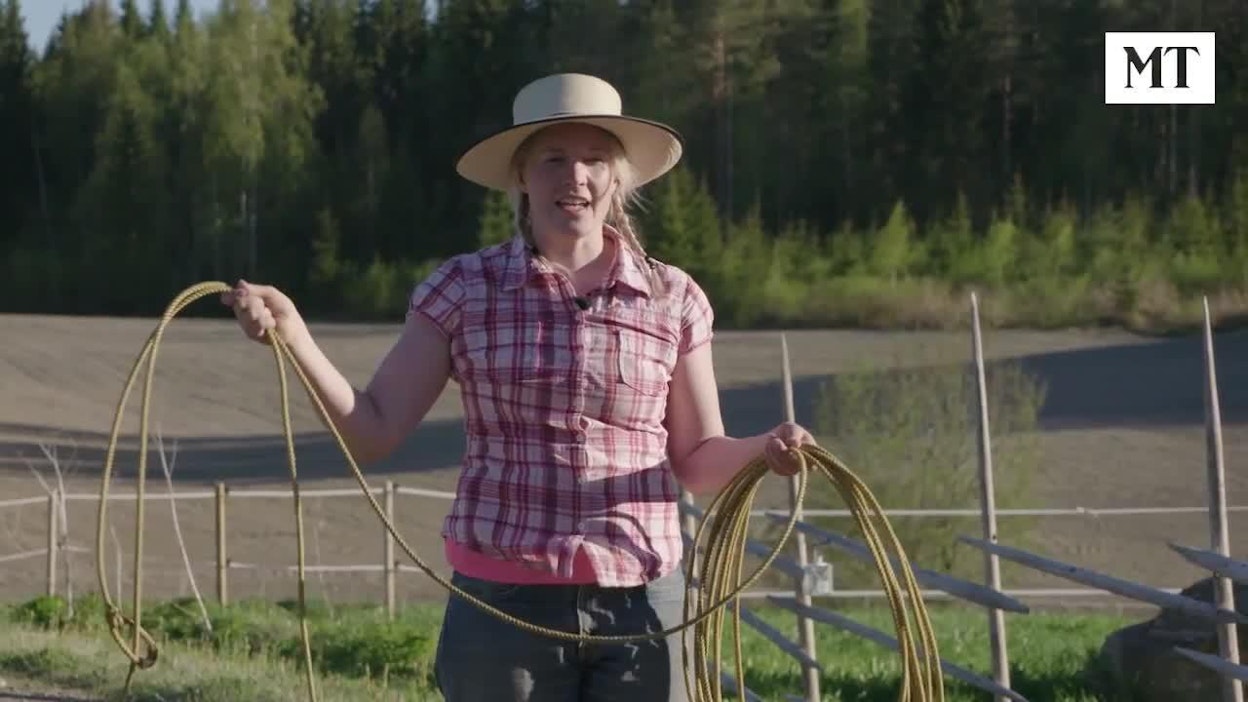 Maajussi-Sanna opastaa, miten lassoa heitetään.