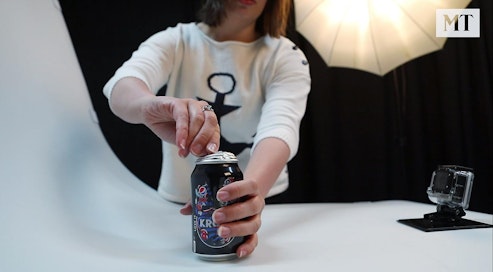 Pakastimessa virvoitusjuomatölkin yläosa oli paisunut pallomaiseksi.