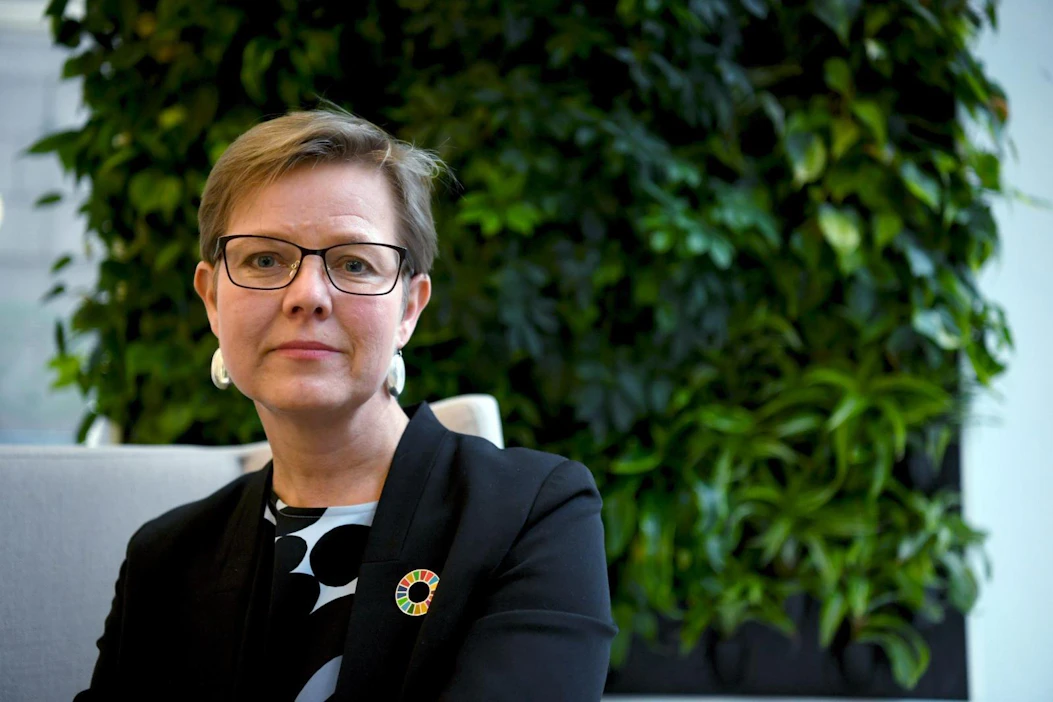 Vuosi sitten ympäristö- ja ilmastoministeri Krista Mikkonen arvioi, että Suomen kunnianhimoisen päästövähennystyön vaikeimpia osia on juuri tieliikenteen päästöihin puuttuminen. LEHTIKUVA / ANTTI AIMO-KOIVISTO