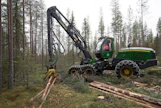 Poimintahakkuun koealalla pohjapinta-ala on hakkuun jälkeen keskimäärin 9. Koneen puikoissa istuu Tapani Tuisku Rovaniemeltä.