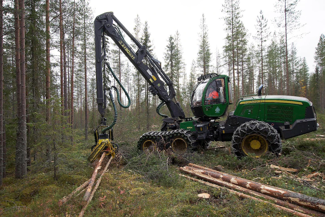 Poimintahakkuun koealalla pohjapinta-ala on hakkuun jälkeen keskimäärin 9. Koneen puikoissa istuu Tapani Tuisku Rovaniemeltä.