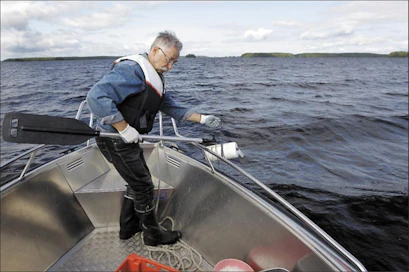 Pentti Laukkanen nostaa katiskaa. Pyydys on norpille turvallinen, koska ne eivät mahdu sen suuaukosta sisään. Saimaalla kalastavien kannattaa tarkistaa, että oma katiska on varmasti norppaystävällinen. Jaana Kankaanpää