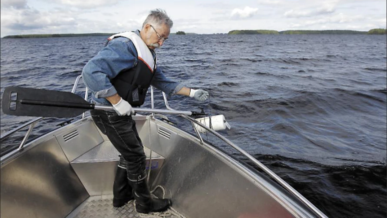 Pentti Laukkanen nostaa katiskaa. Pyydys on norpille turvallinen, koska ne eivät mahdu sen suuaukosta sisään. Saimaalla kalastavien kannattaa tarkistaa, että oma katiska on varmasti norppaystävällinen. Jaana Kankaanpää