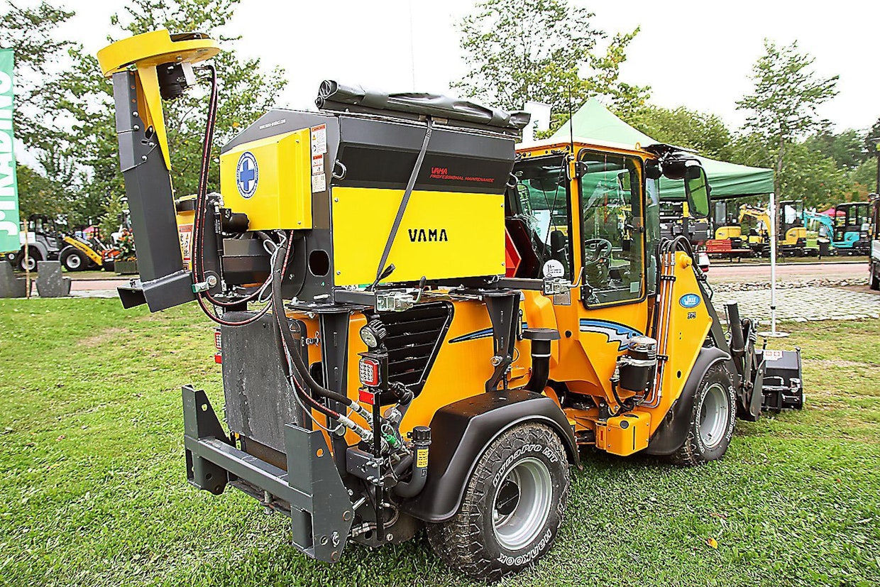 Aiemmin lähinnä traktoreiden lisälaitevalmistajana tunnettu Vama on laajentanut tarjontaansa ympäristönhoitokoneiden lisälaitteisiin. Tässä Wille 375 päälle on asennettu 255 kg painava ja 450 litran vetoinen Vama T110 525L -lautashiekoitin.