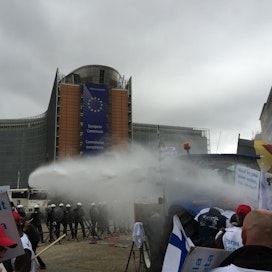 Suomalaiset viljelijät saivat vettä niskaansa mielenosoituksessa Brysselissä.