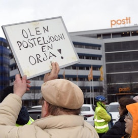 Posti ja logistiikka-alan unioni PAU järjesti mielenosoituksen Postin työehtojen romuttamista vastaan Postin pääkonttorilla Pasilassa Helsingissä tänään. LEHTIKUVA / MARKKU ULANDER