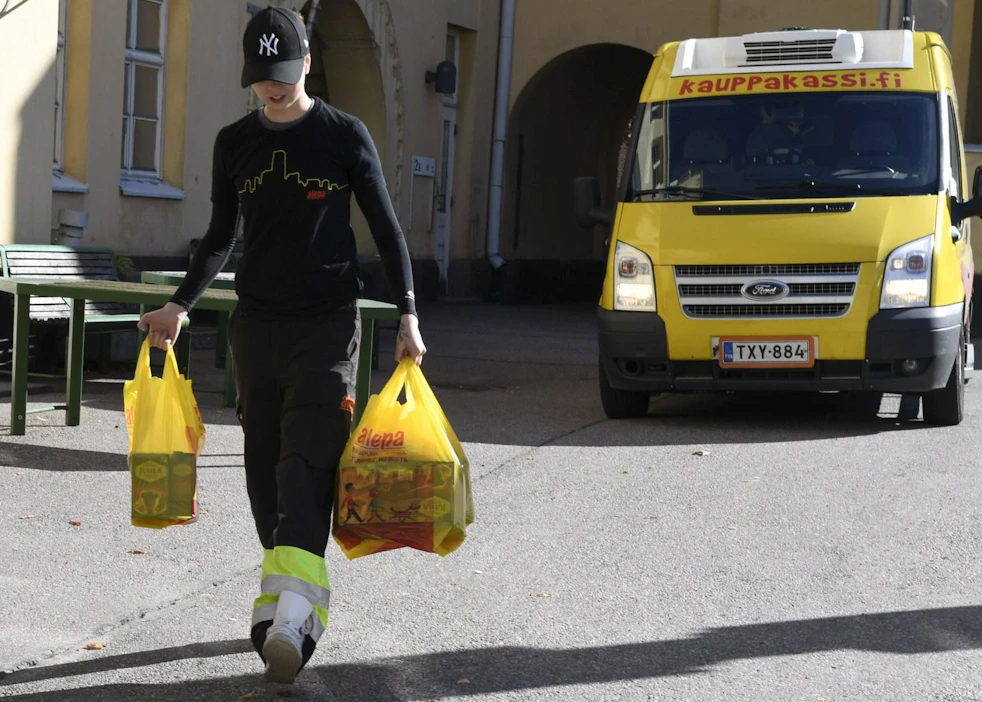 Alepan Kauppakassin työntekijä toimittamassa verkkokauppatilauksia Helsingin Kampissa. LEHTIKUVA / JUSSI NUKARI