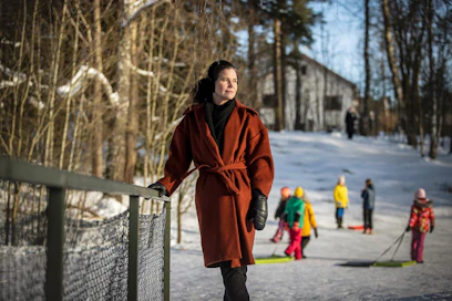 "En ikinä ajatellut, että elämä loppuu, jos saa lapsia. Lapsuudessani tunsin monen lapsen äitejä, joilla oli hyvin kiinnostava elämä", pohtii kolmen lapsen äiti Anna Rotkirch. Hän toivoo, että Suomesta tehdään mahdollisimman lapsiystävällinen maa. Toiveena on, että sote-uudistus osaltaan edistää lapsi- ja perhepalveluiden kehittämistä.
