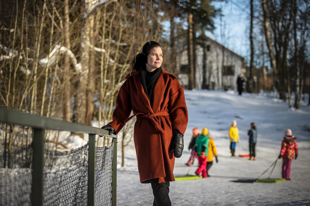 "En ikinä ajatellut, että elämä loppuu, jos saa lapsia. Lapsuudessani tunsin monen lapsen äitejä, joilla oli hyvin kiinnostava elämä", pohtii kolmen lapsen äiti Anna Rotkirch. Hän toivoo, että Suomesta tehdään mahdollisimman lapsiystävällinen maa. Toiveena on, että sote-uudistus osaltaan edistää lapsi- ja perhepalveluiden kehittämistä.