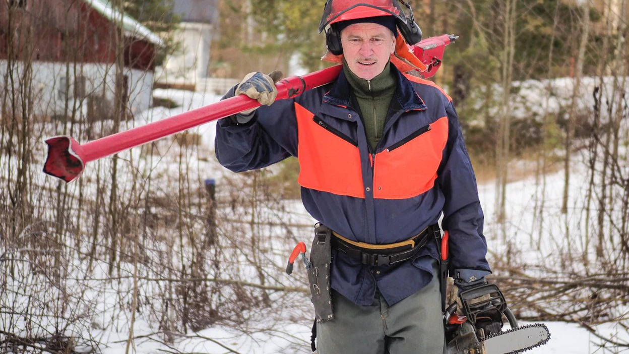 Hannes Lammi vaihtoi hierojan työt metsätöihin kymmenkunta vuotta sitten. Hän innostaa alalle muitakin, sillä töitä riittää.