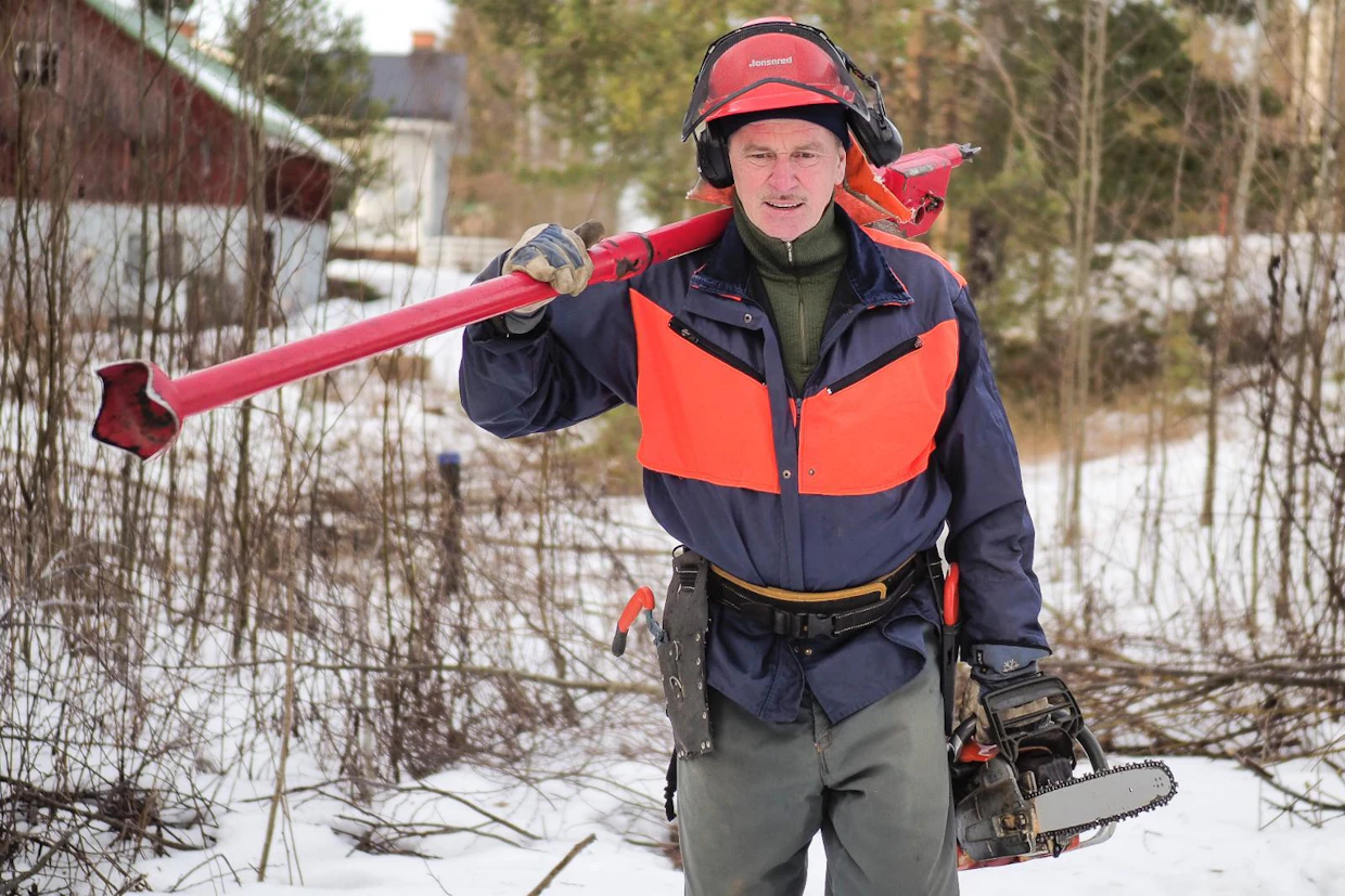 Hannes Lammi vaihtoi hierojan työt metsätöihin kymmenkunta vuotta sitten. Hän innostaa alalle muitakin, sillä töitä riittää.