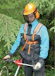 Husqvarnan uusimmissa raivausvaljaissa säädöt riittävät pitkälle ja pätkälle kropalle. Ensisäätöihin kannattaa panostaa, jotta raivurin painosta suurin osa kohdistuu lantiolle. Loppu jaetaan hartioille ja vasemmalle kyljelle leveitten, topattujen hihnojen välityksellä. Sen jälkeen pukeminen ja riisuminen käy nopeasti. Kolmen pikalukon käyttö on mahdollinen, kun hätälaukaisu on lonkkatyynyssä. Hätäsalpaa avattaessa valjaat jäävät päälle, mutta saha putoaa kiinnityskoukkuineen.