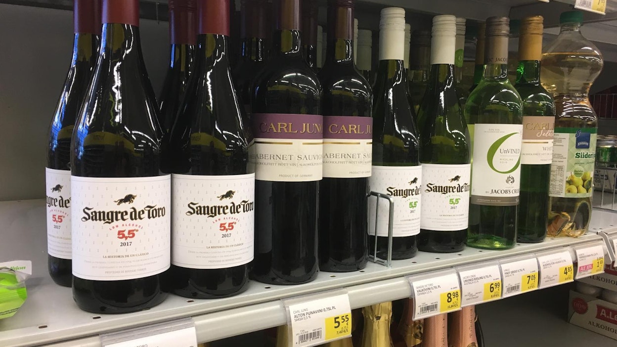 Viiniä ja alkoholijuomia etämyyntinä? Kauppa seuraa tilanteen ja lainsäädännön kehittymistä. Kuva espoolaisen S-marketin mietojen viinien valikoimasta.
